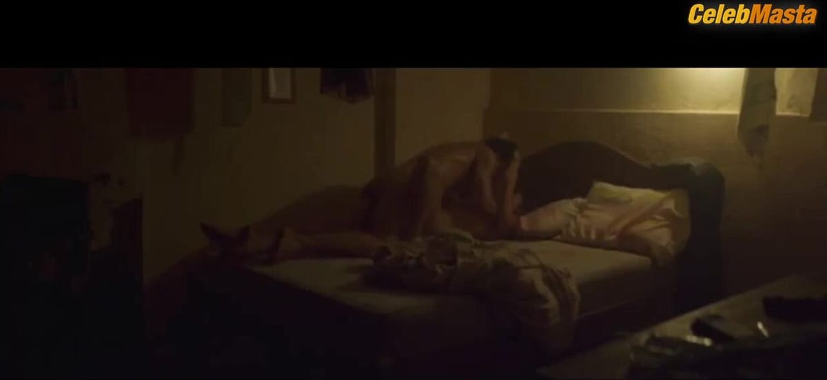 Sophie Charlotte's Boobs Scene in O Rio Do Desejo
