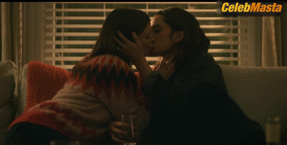Kate Mara and Sepideh Moafi's Lesbian Scene from Class Of '09