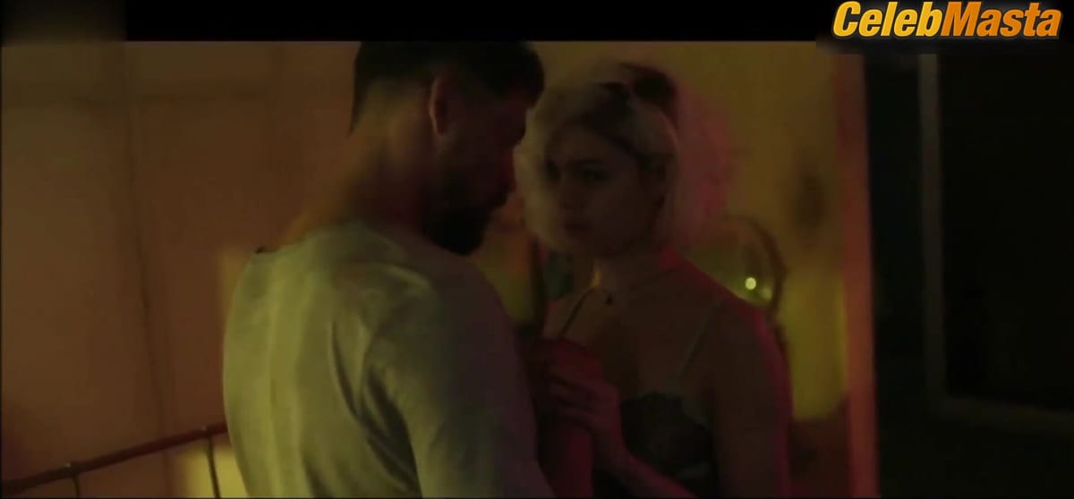 Sophie Charlotte's Underwear Scene in Ilha De Ferro