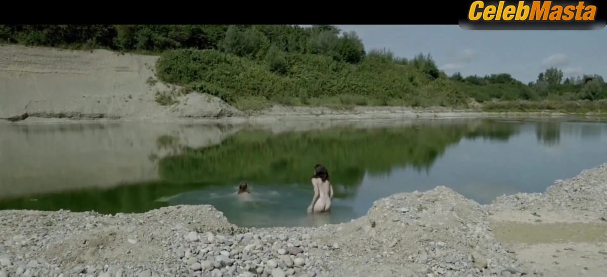 Antje Monning and Mira Gittner's Booty and Boobs Scene in Der Geschmack von Leben