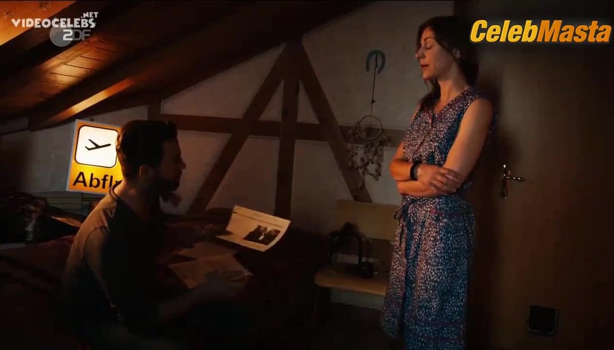 Ulrike C. Tscharre Bares Ass and Tits Scene in Wer Wind sat