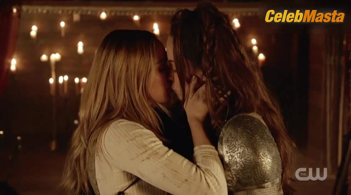 Caity Lotz and Elyse Levesque Lesbian Scene from Dc's Legends Of Tomorrow