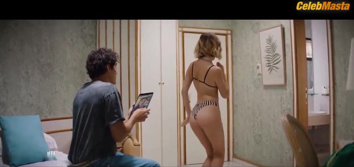 Isabella Ferrari Booty, Tits Scene from Sotto Il Sole Di Riccione