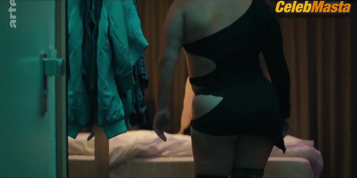 Elisa Schlott and Alina Hidic's Lesbian Scene in Informant