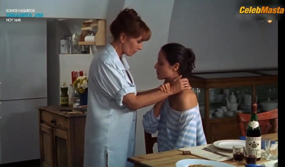 Mercedes Sampietro and Aitana Sanchez-Gijon Lesbian Scene in El pajaro de la felicidad Movie