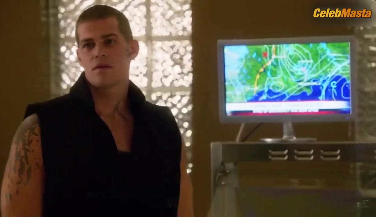 Natalie Hall's Lesbian Sex Scene in Star-crossed
