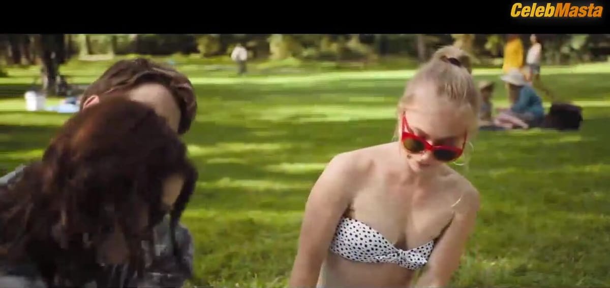 Elisa Schlott's Booty, Boobs Scene in Safari Match Me If You Can