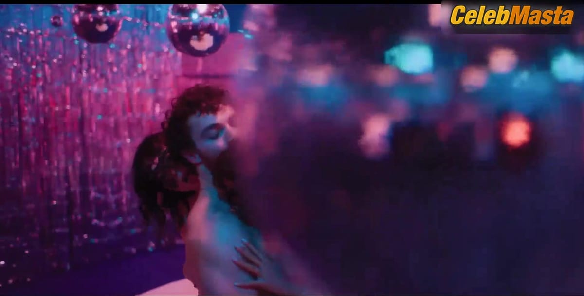 Iris Runa and Carolina Loureiro's Sex Scene in O Clube
