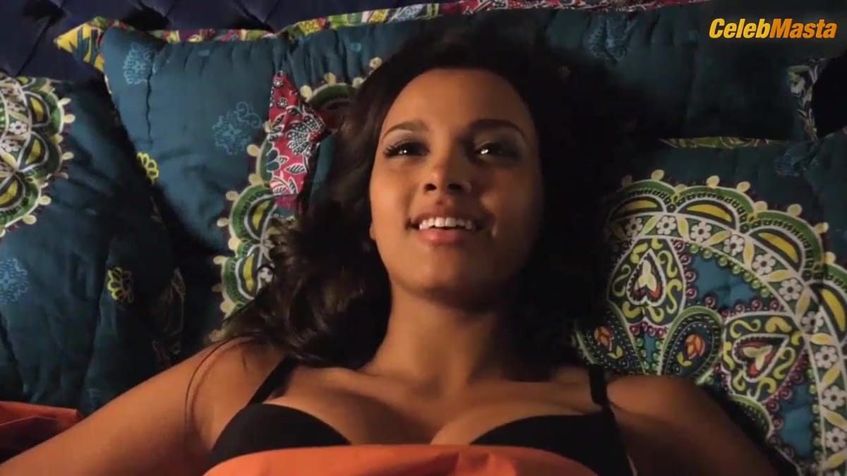 Jessica Lucas Reveals Tits, Scene in Friends With Benefits