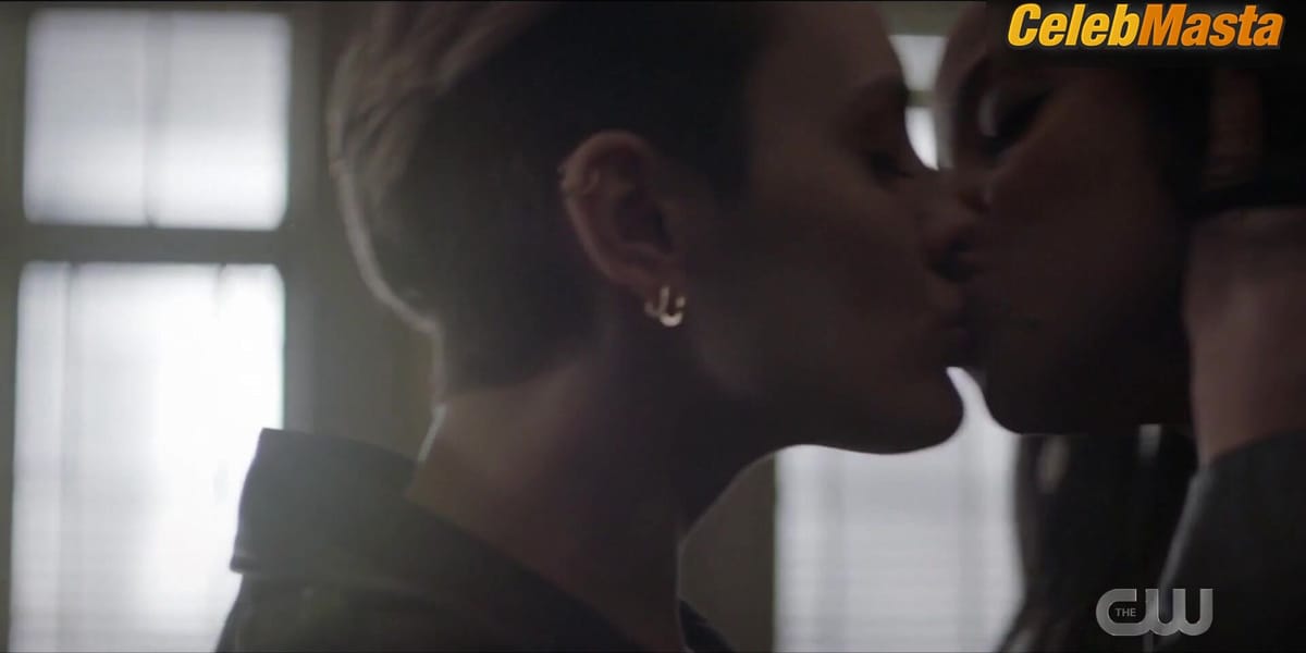 Meagan Tandy and Wallis Day's Lesbian Sex Scene in Batwoman
