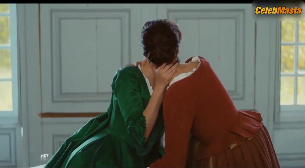 Adele Haenel Shows Tits, Lesbian Scene in Portrait Of A Lady On Fire