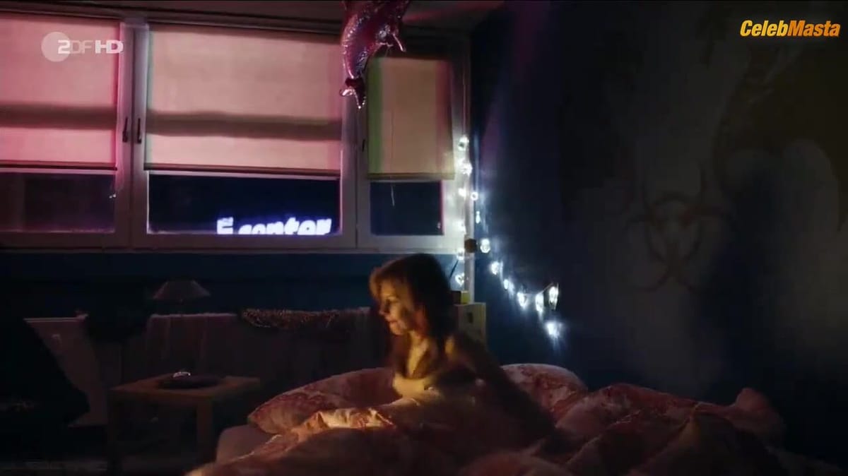 Josefine Preuss Sex Scene from Alles muss raus - Eine Familie rechnet ab