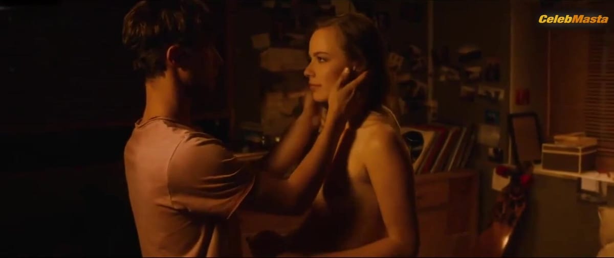 Saskia Rosendahl's Tits Scene from Nirgendwo