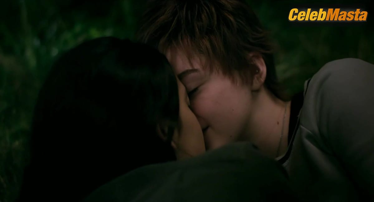 Maisie Williams and Blu Hunt's Lesbian Scene from The New Mutants