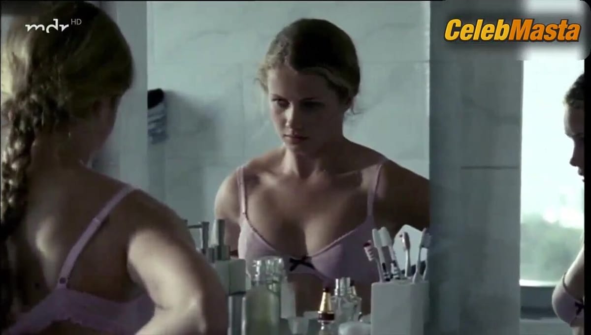 Cornelia Groschel's Boobs Scene in Polizeiruf 110