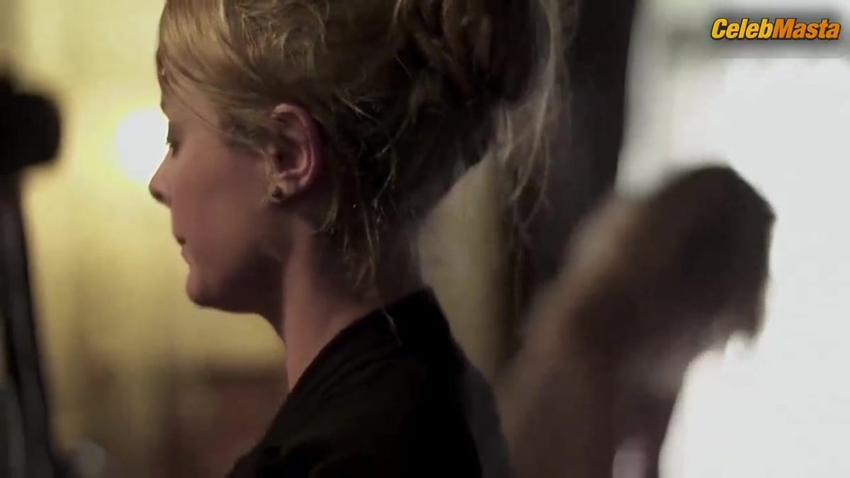 Evelyne Brochu Tits Scene from L'appartement