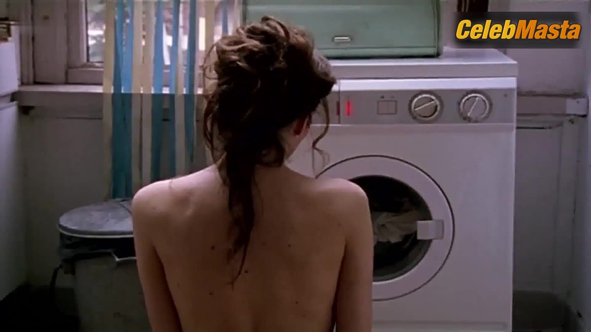 Halina Reijn's Ass Scene from Iles Flottantes
