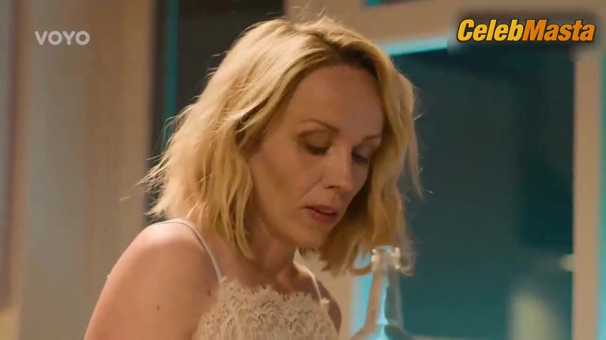 Petra Hrebickova Tits Scene from Tata V Nesnazich