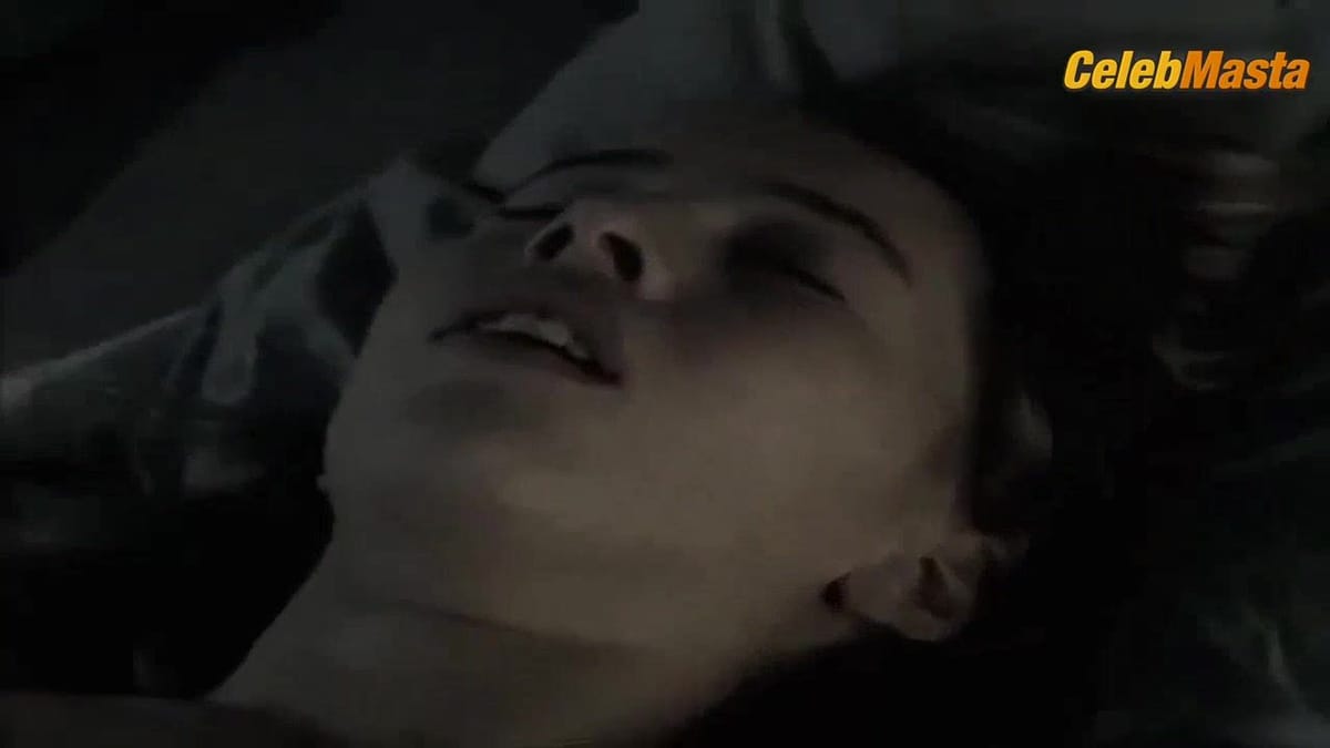 Isild Le Besco Boobs Scene in La Puce