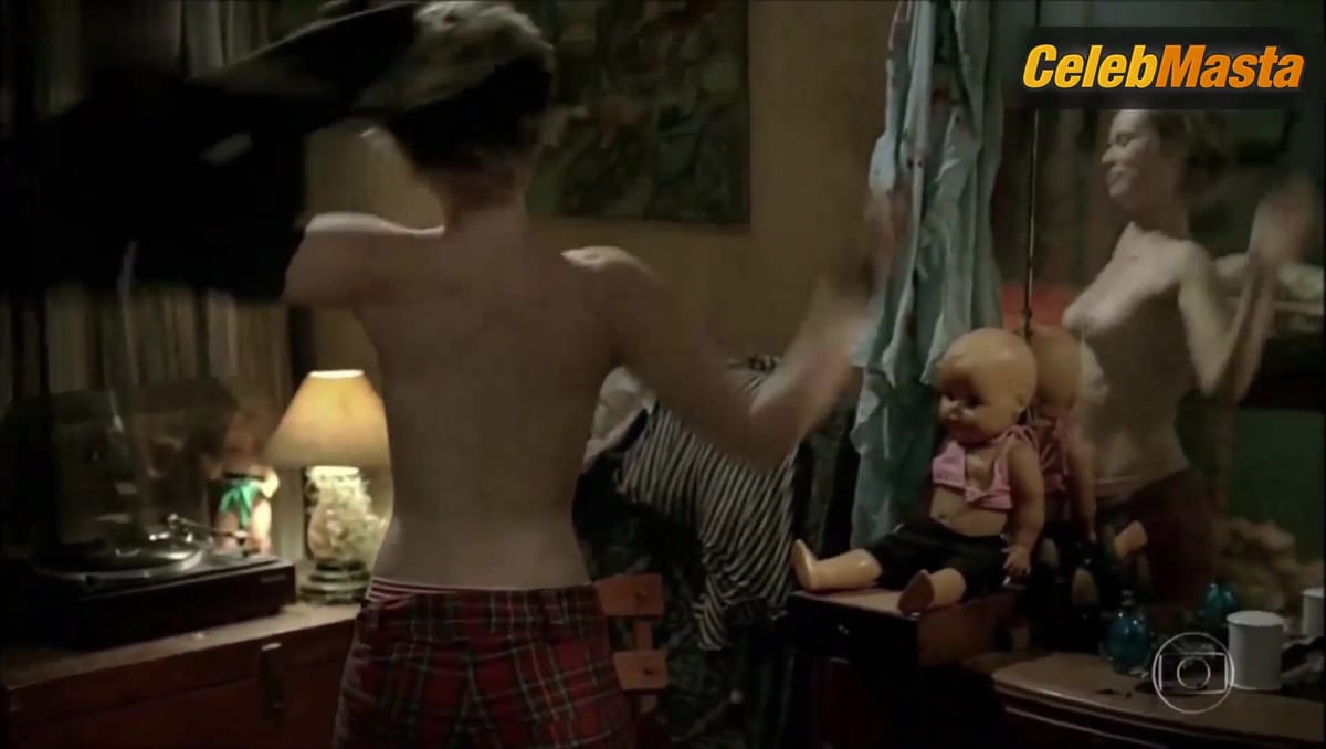 3500 batch Bares Breasts in Scene from Muito Gelo E Dois Dedos Dagua