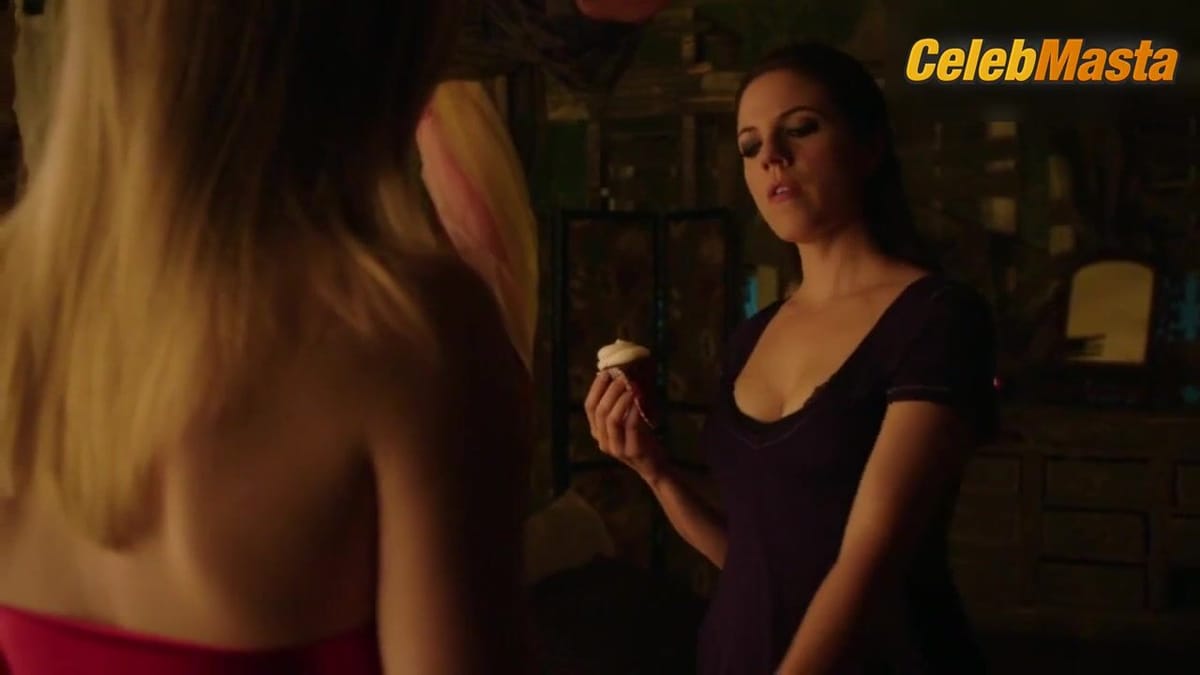 3500 batch Rachel Skarsten and Anna Silk Flaunt Lesbian Scene in Lost Girl