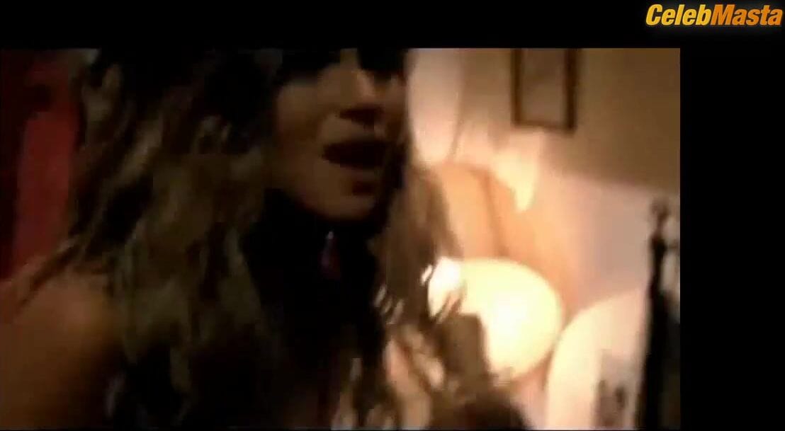 3500 batch: Luz Cipriota and Maria Ribeiro's Lesbian, Swimsuit Scene in Historias De Amor Duram Apenas 90 Minutos