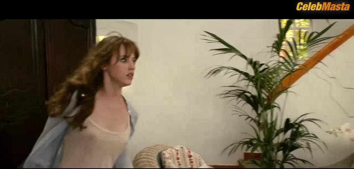 Lou de Laage's Tits Scene in Des Gens Qui S'embrassent