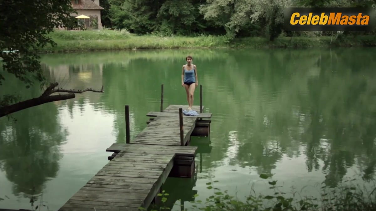 Julia Koschitz Booty and Underwear Scene from In Gefahrliche Nahe