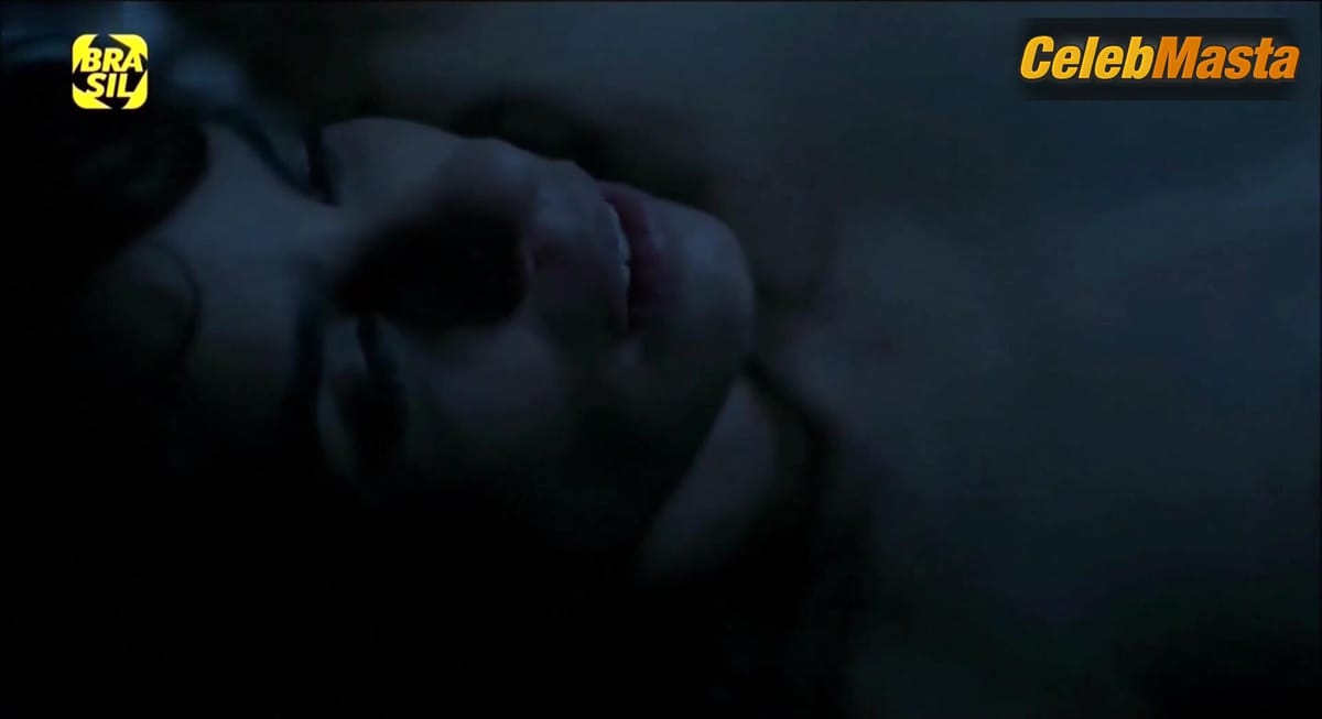 Maria Ribeiro Booty Scene in Como Nossos Pais