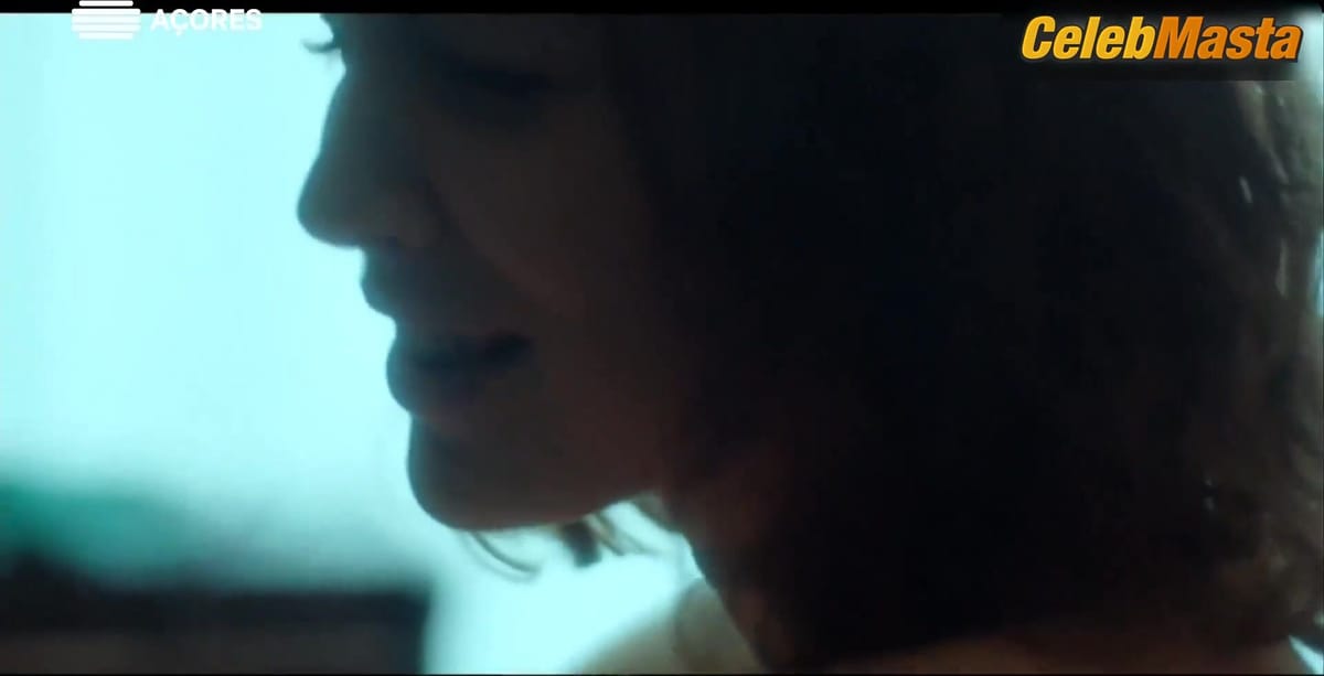 Bruna Quintas's Lesbian Scene in Filha da Lei