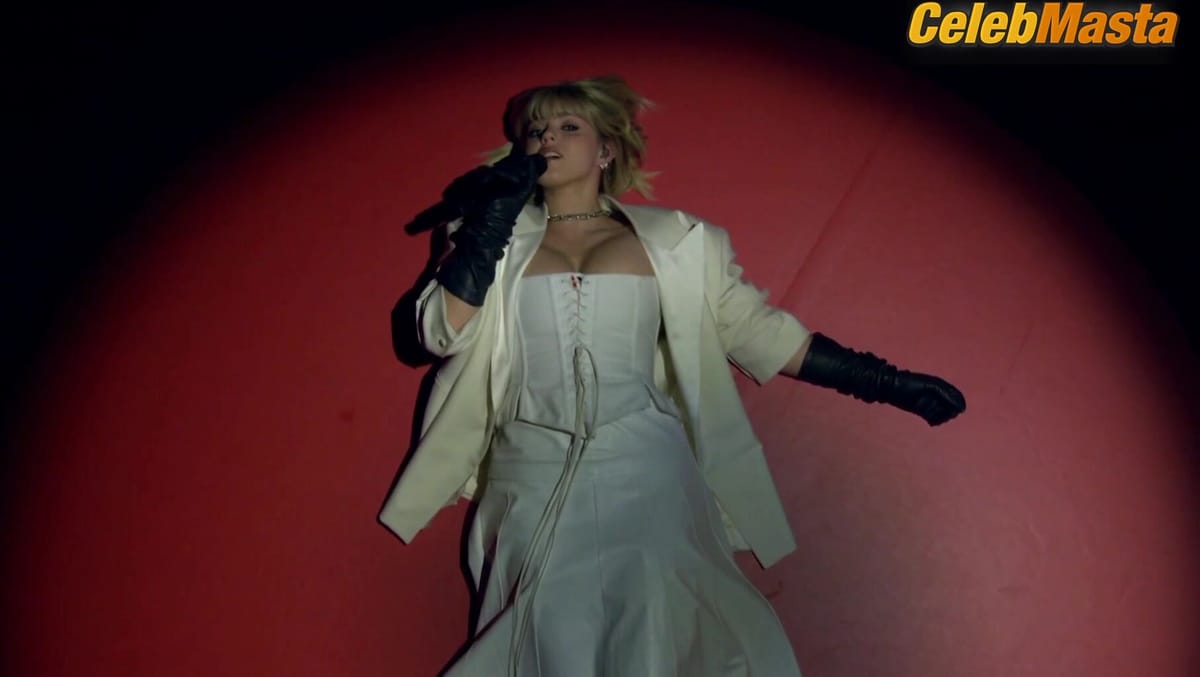 Renee Rapp Flaunts a Sexy Scene in Saturday Night Live