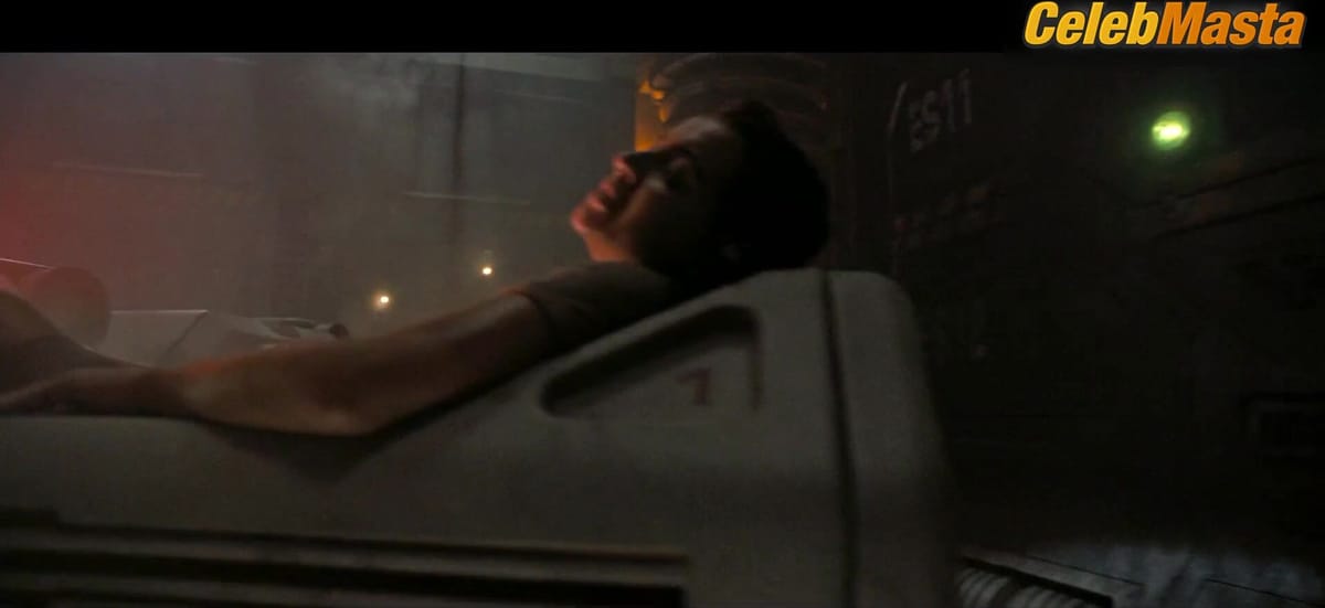 Cailee Spaeny and Isabela Merced's Sex Scene in Alien Romulus