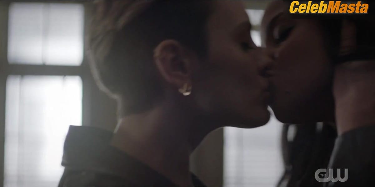 Meagan Tandy and Wallis Day's Lesbian Scene in Batwoman