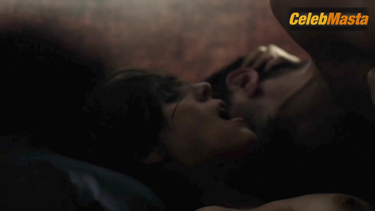 Rafaela Mandelli's Boobs Scene in O Negocio