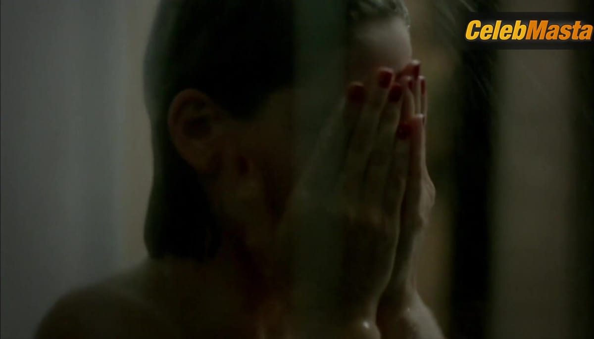 Rafaela Mandelli Reveals Tits Scene in O Negocio