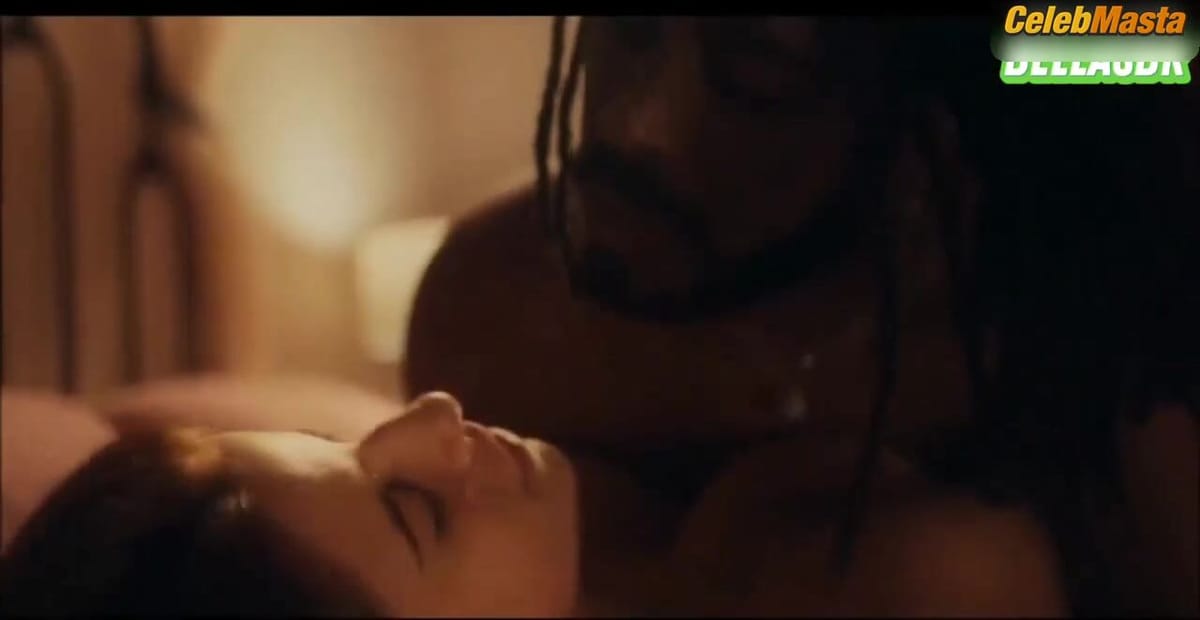 Maria Bopp Booty Scene in Amigos Sem Compromisso