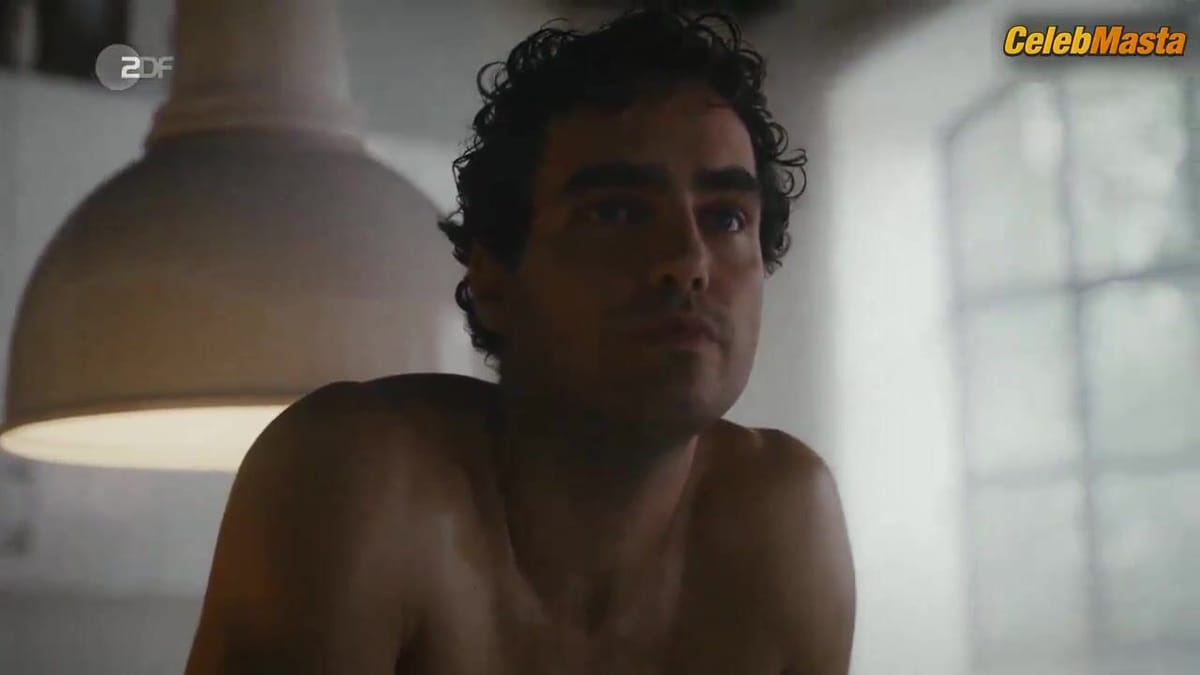 Franziska Hartmann and Lene Oderich's Sexy Scene in Neuland