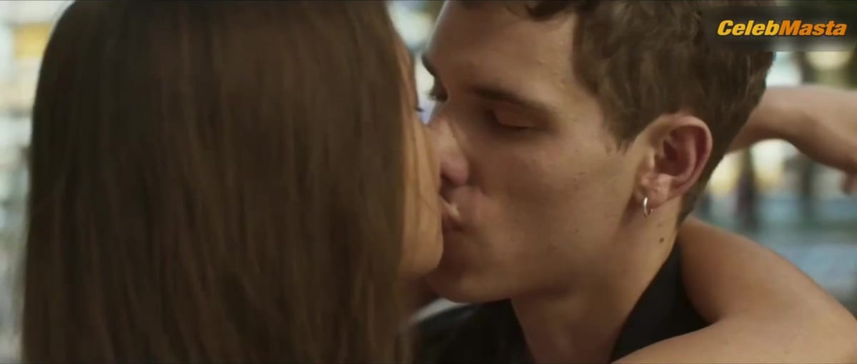 Natalia Azahara's Sexy Scene in Mar Afuera