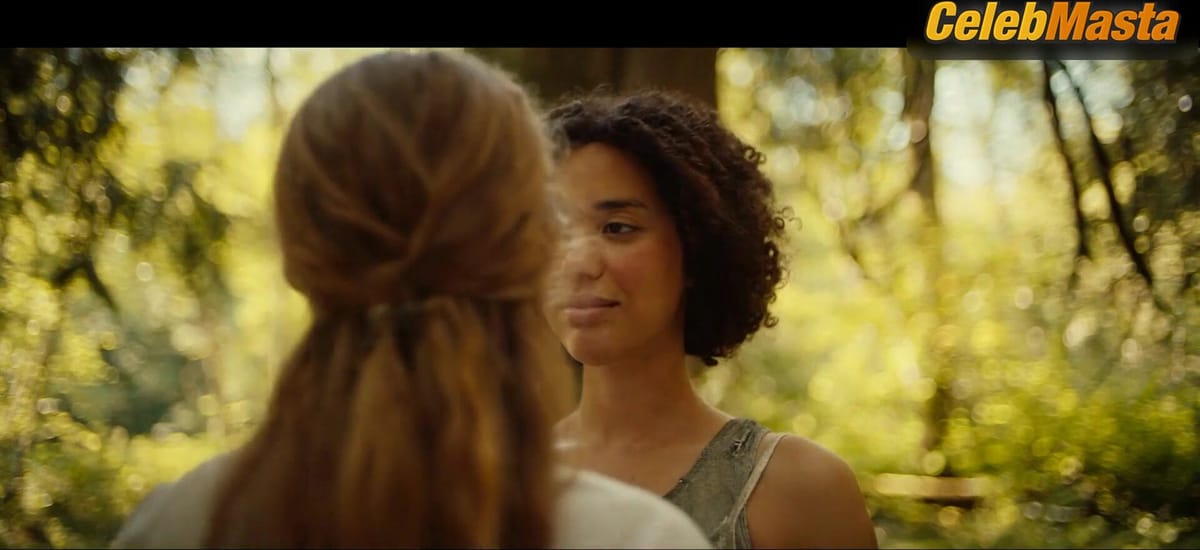 Jasmin Savoy Brown and Liv Hewson's Lesbian Scene in Yellowjackets