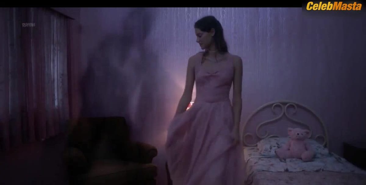 Laura Neiva's Tits Scene in Desnude