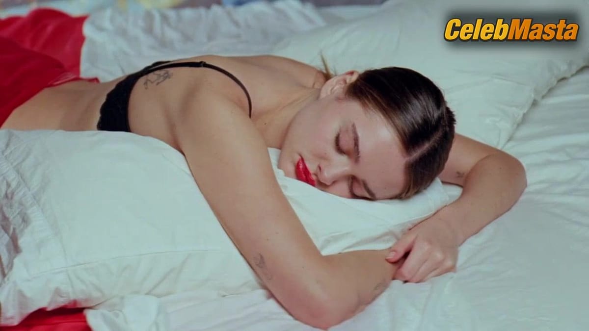 Charlotte Lawrence's Underwear Scene from Chapter 51