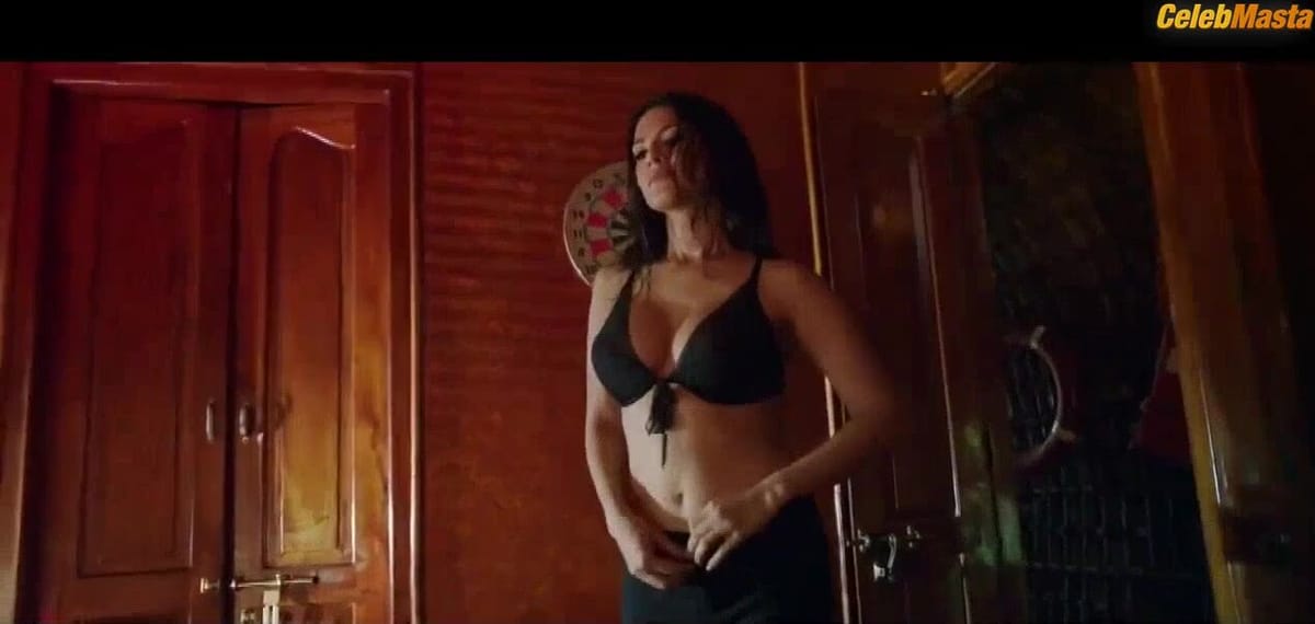 Sunny Leone Underwear Scene from Jackpot