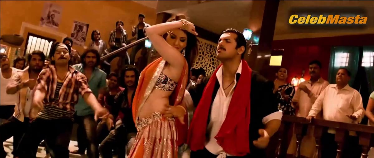Sunny Leone Flaunts Sexy Scene in Shootout At Wadala