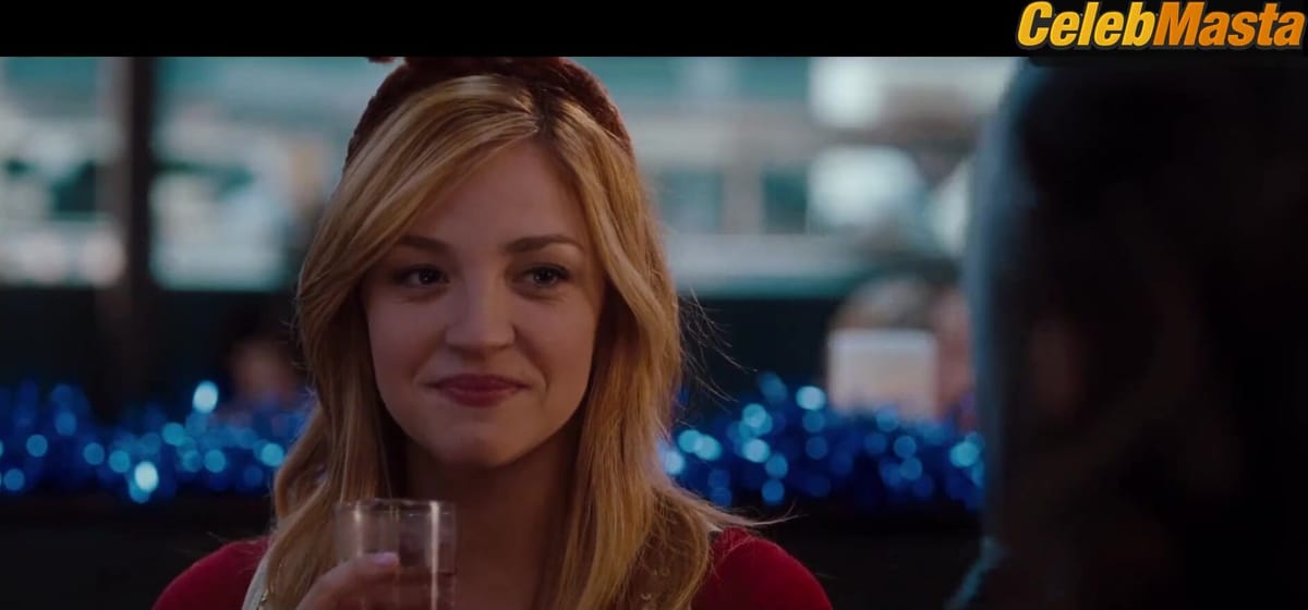 Abby Elliott, Vedette Lim Lesbian Scene from No Strings Attached