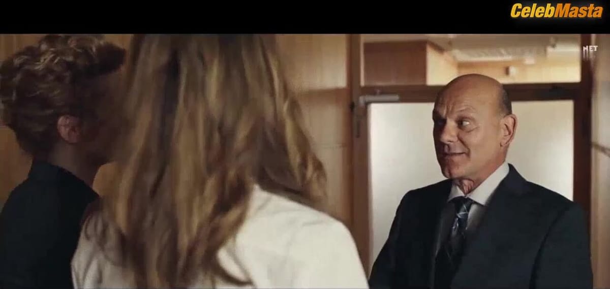 Katrin Bauerfeind Sexy Scene from Frau Jordan Stellt Gleich