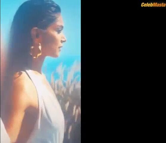 Deepika Padukone Reveals Ass, Boobs Scene in Fighter