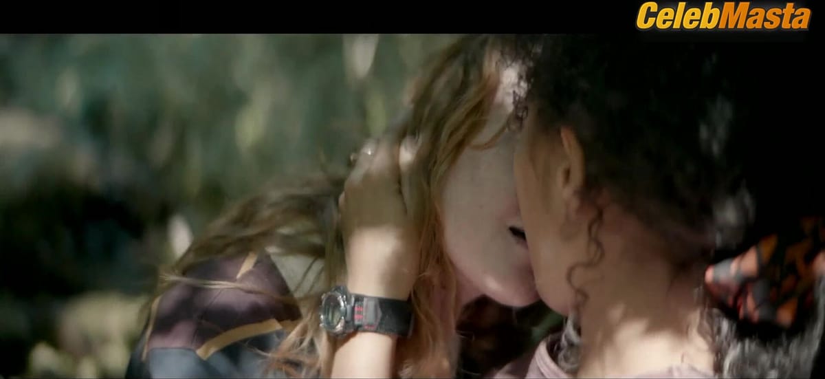 Jasmin Savoy Brown and Liv Hewson Kiss in Yellowjackets Lesbian Scene