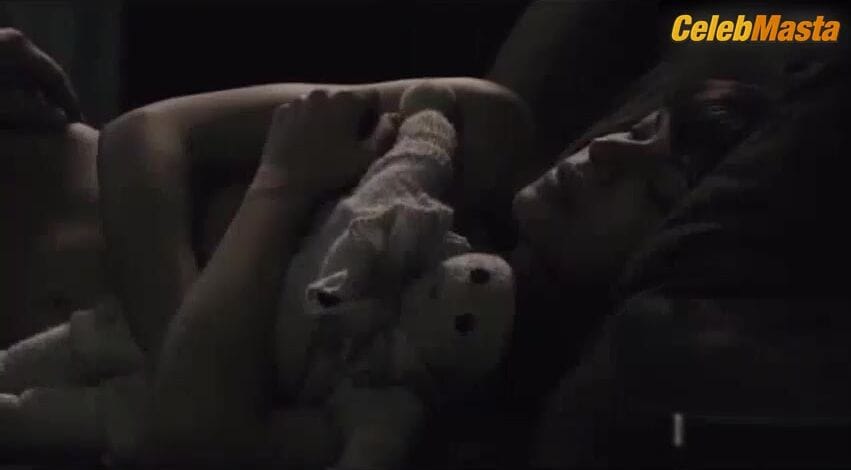 Thais Blume Shows Tits Scene in Luna caliente