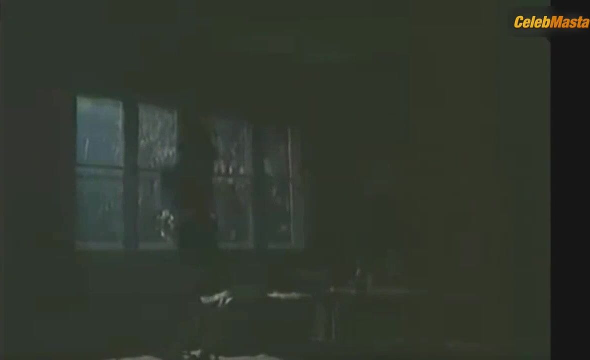 Irene Jacob Boobs Scene in Predskazaniye