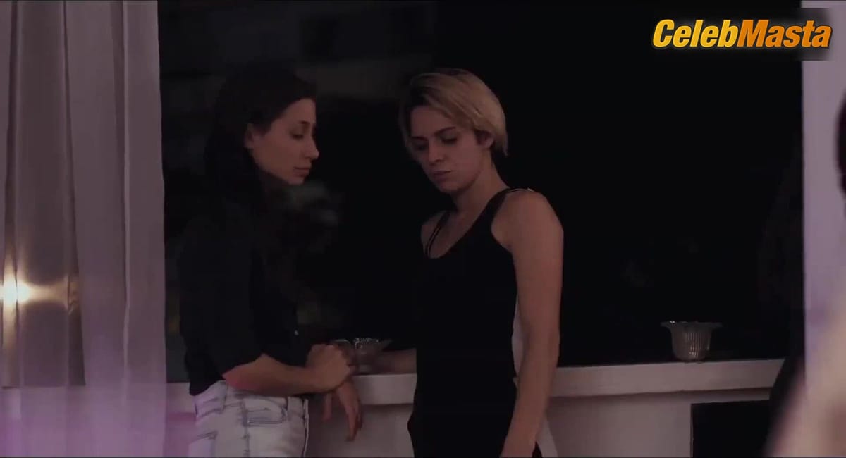 Renata Gaspar and Nataly Cabanas Lesbian Sex Scene in Amores Urbanos